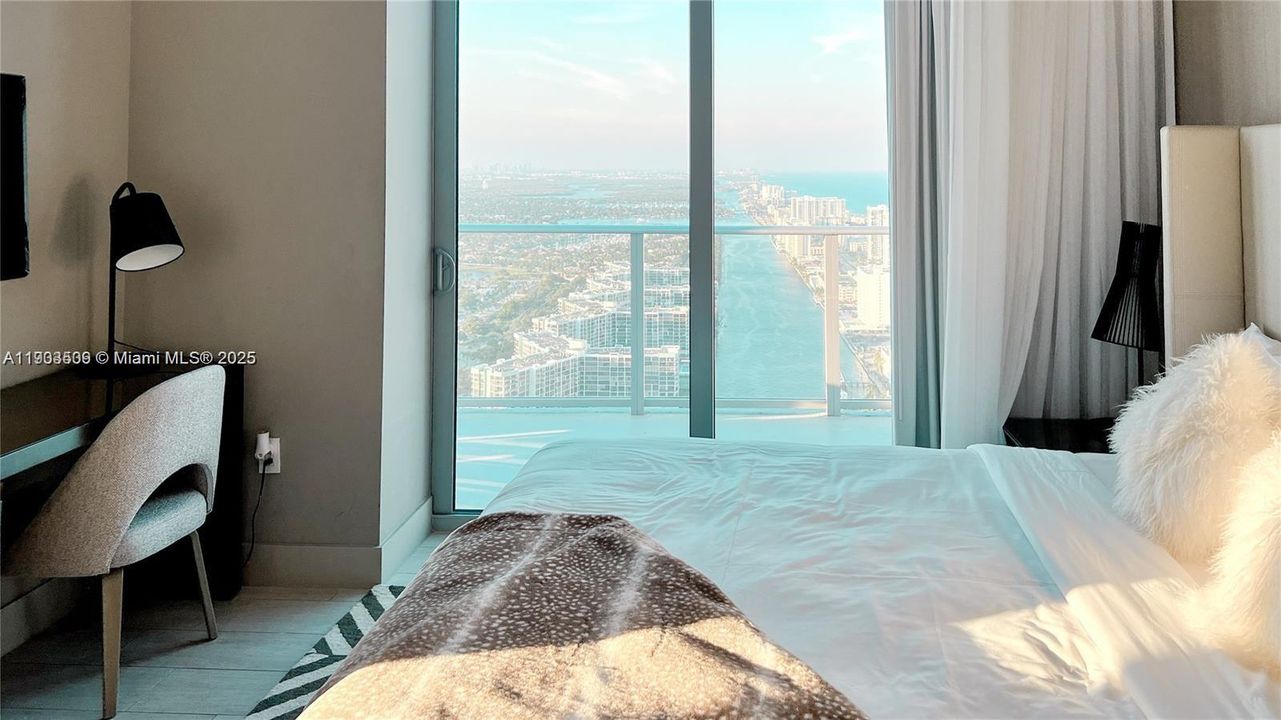 For Sale: $1,145,000 (2 beds, 2 baths, 1083 Square Feet)