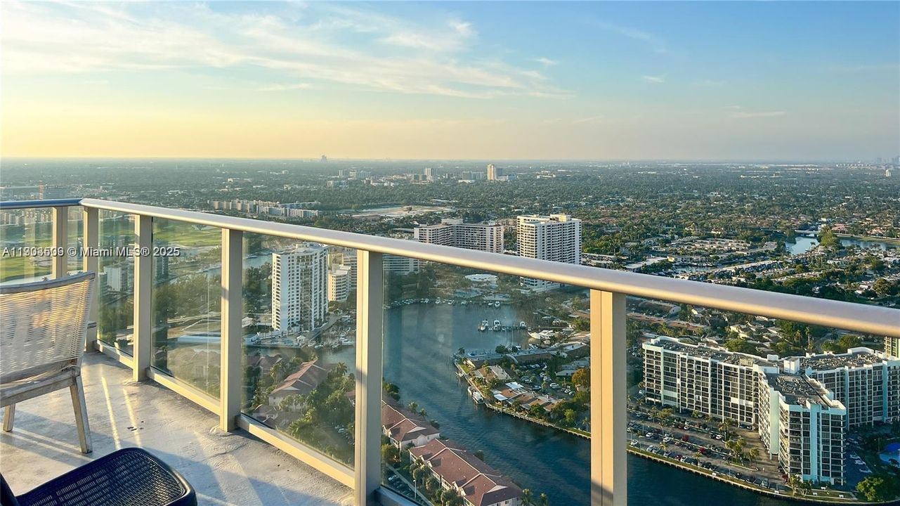 For Sale: $1,145,000 (2 beds, 2 baths, 1083 Square Feet)