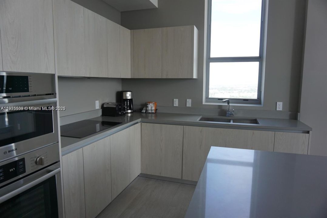 For Sale: $1,145,000 (2 beds, 2 baths, 1083 Square Feet)