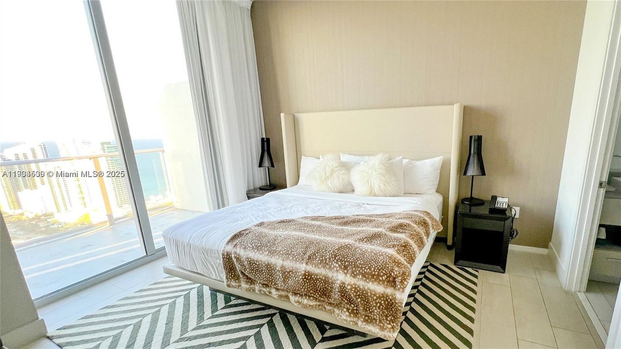 For Sale: $1,145,000 (2 beds, 2 baths, 1083 Square Feet)