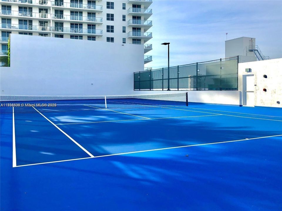 For Sale: $1,145,000 (2 beds, 2 baths, 1083 Square Feet)