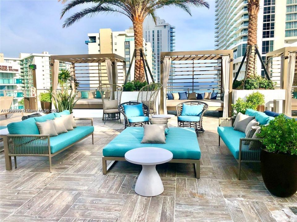 For Sale: $1,145,000 (2 beds, 2 baths, 1083 Square Feet)