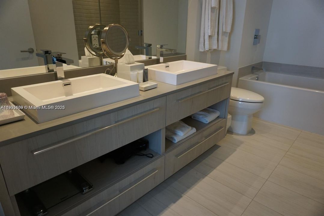 For Sale: $1,145,000 (2 beds, 2 baths, 1083 Square Feet)