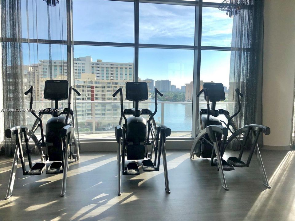 For Sale: $1,145,000 (2 beds, 2 baths, 1083 Square Feet)