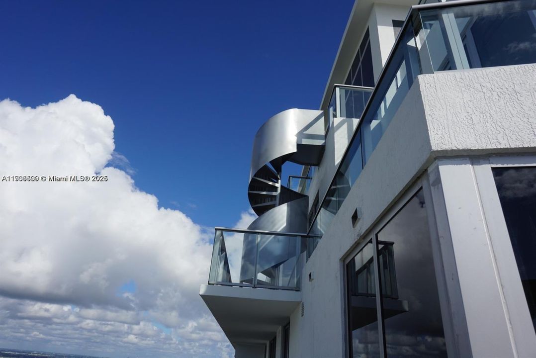 For Sale: $1,145,000 (2 beds, 2 baths, 1083 Square Feet)