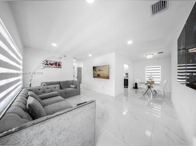 На продажу: $629,900 (4 спален, 2 ванн, 1200 Квадратных фут)