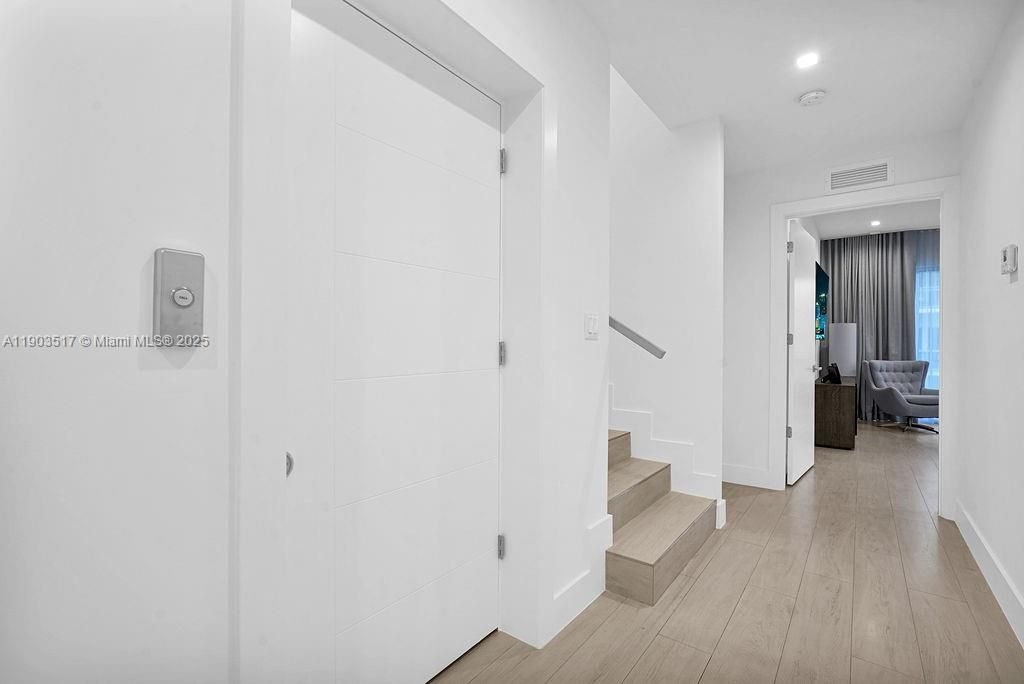 На продажу: $2,495,000 (4 спален, 4 ванн, 4043 Квадратных фут)