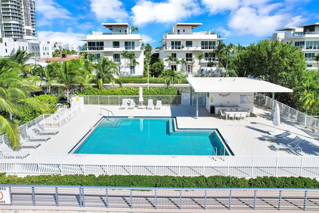 На продажу: $2,495,000 (4 спален, 4 ванн, 4043 Квадратных фут)