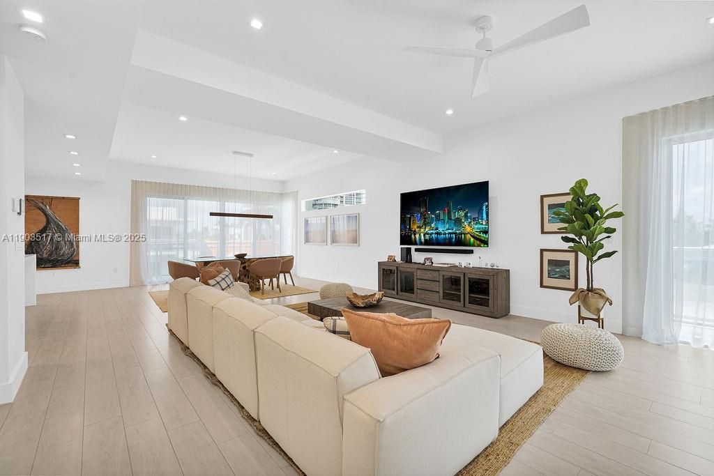 На продажу: $2,495,000 (4 спален, 4 ванн, 4043 Квадратных фут)