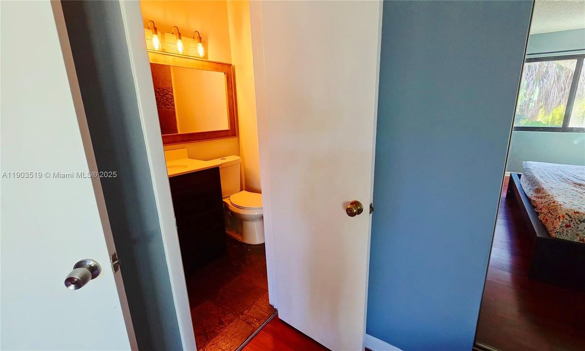 For Sale: $410,000 (2 beds, 2 baths, 1078 Square Feet)