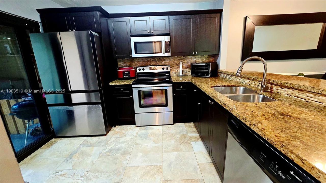 For Sale: $410,000 (2 beds, 2 baths, 1078 Square Feet)