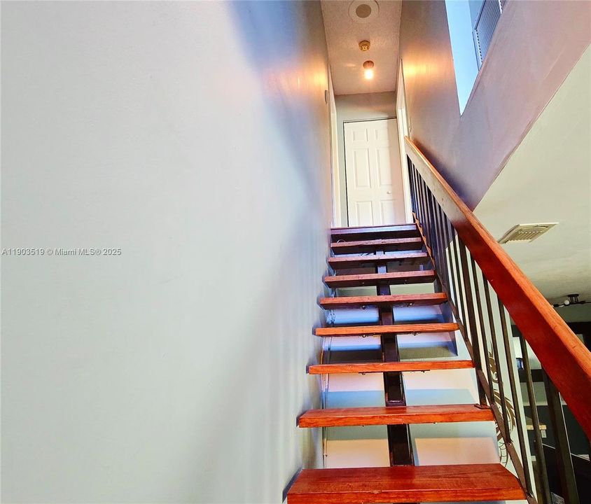 For Sale: $410,000 (2 beds, 2 baths, 1078 Square Feet)