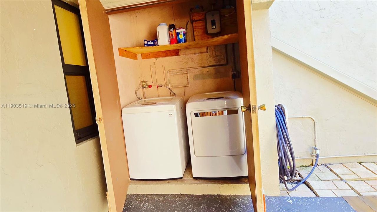 For Sale: $410,000 (2 beds, 2 baths, 1078 Square Feet)