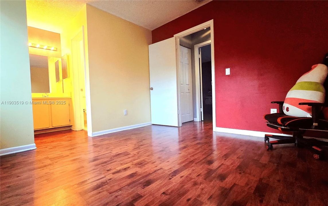 For Sale: $410,000 (2 beds, 2 baths, 1078 Square Feet)