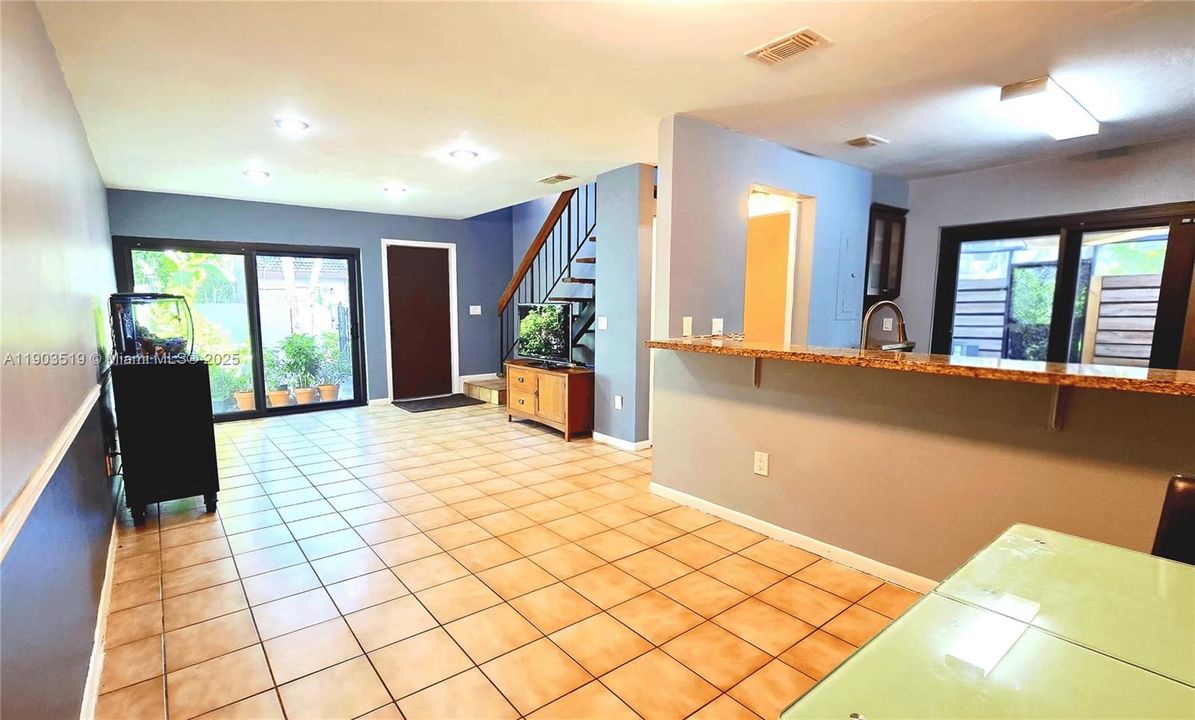 For Sale: $410,000 (2 beds, 2 baths, 1078 Square Feet)