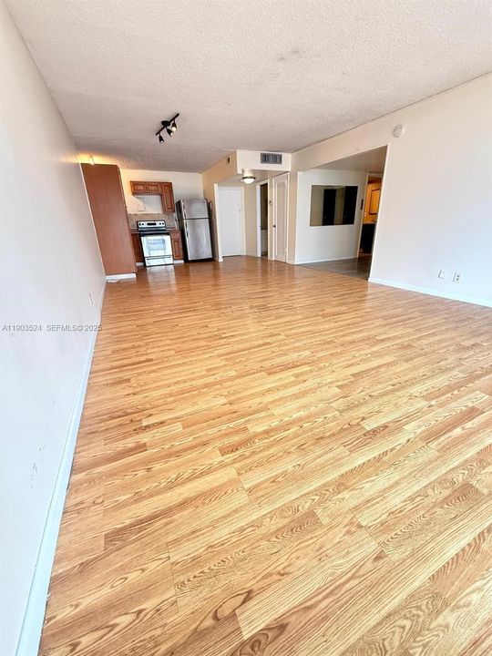 出租: $1,350 (1 贝兹, 1 浴室, 780 平方英尺)