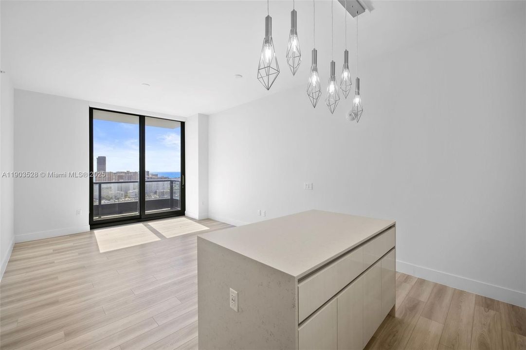 For Rent: $4,438 (2 beds, 2 baths, 1185 Square Feet)