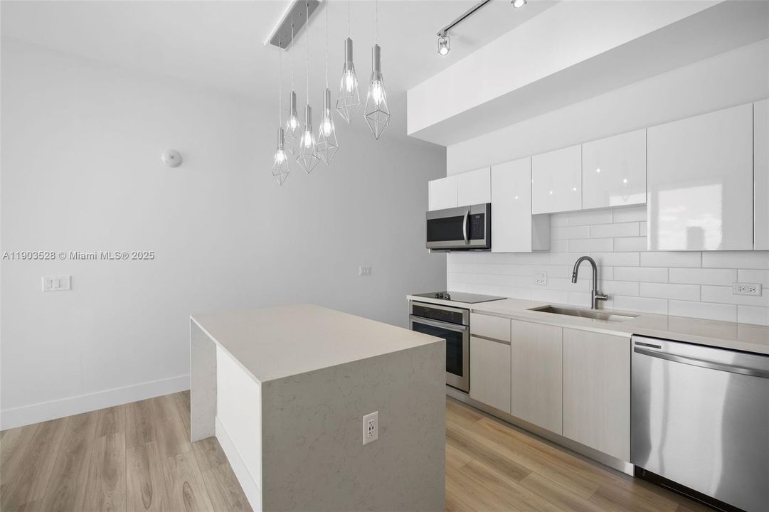For Rent: $4,438 (2 beds, 2 baths, 1185 Square Feet)