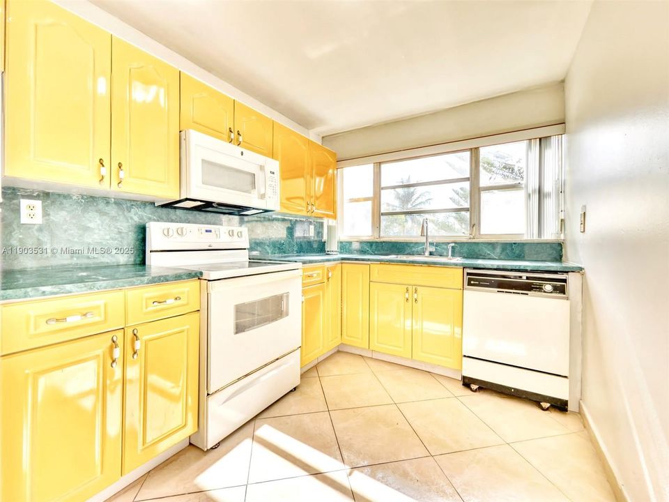 For Rent: $1,500 (1 beds, 1 baths, 823 Square Feet)