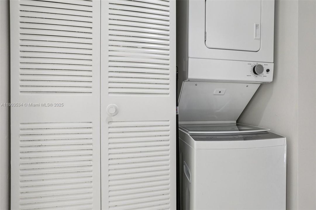 Active With Contract: $325,000 (2 beds, 2 baths, 989 Square Feet)