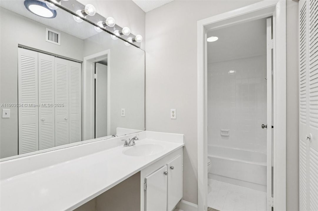 Active With Contract: $325,000 (2 beds, 2 baths, 989 Square Feet)