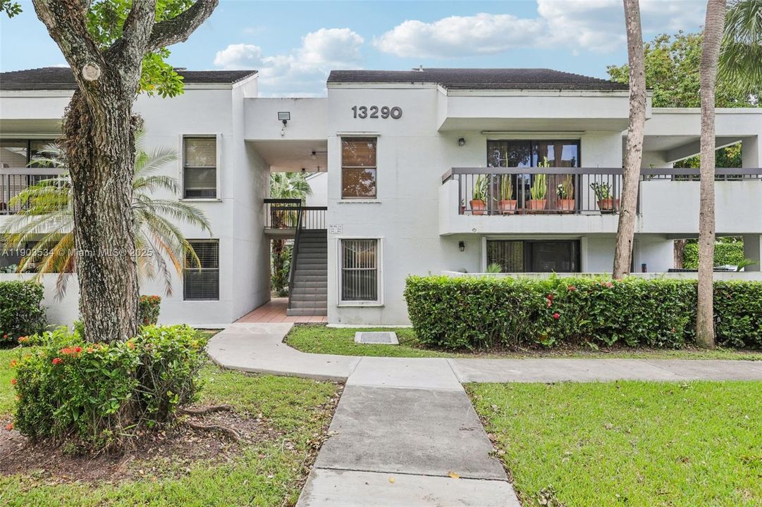 Active With Contract: $325,000 (2 beds, 2 baths, 989 Square Feet)