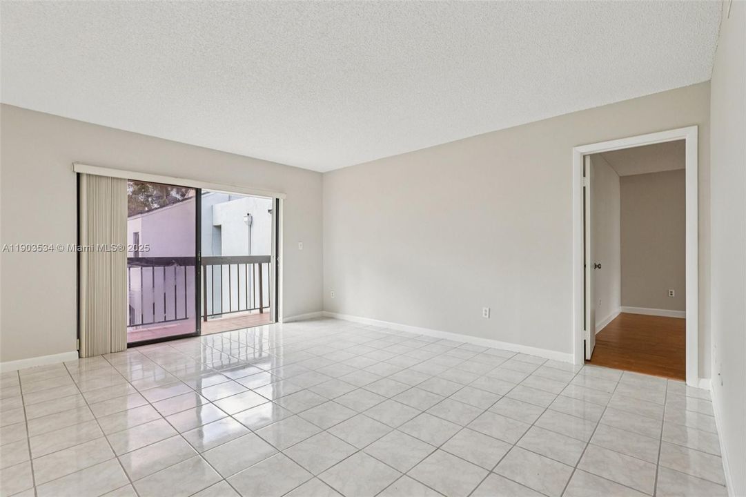 Active With Contract: $325,000 (2 beds, 2 baths, 989 Square Feet)