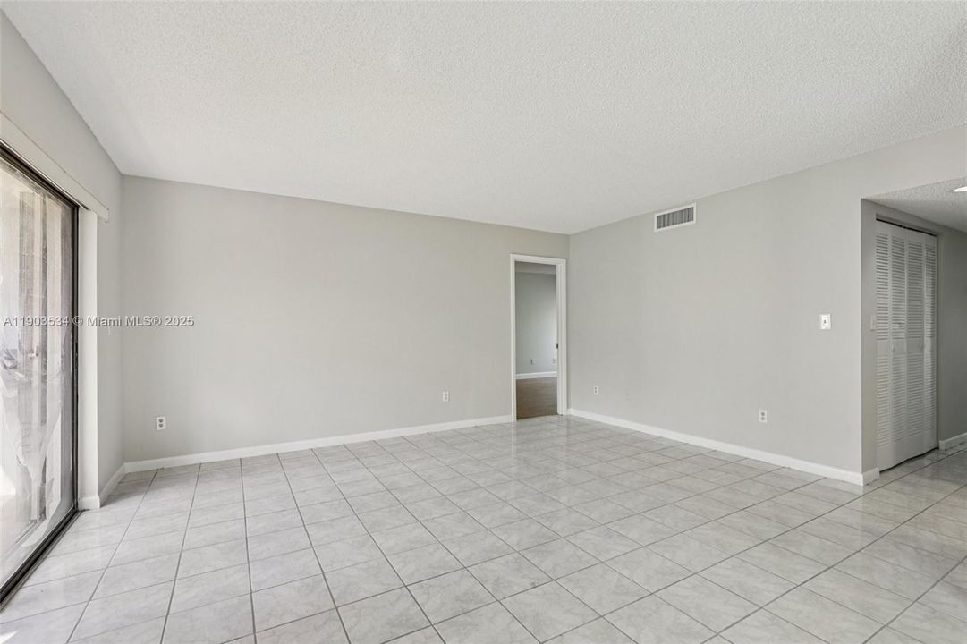 Active With Contract: $325,000 (2 beds, 2 baths, 989 Square Feet)