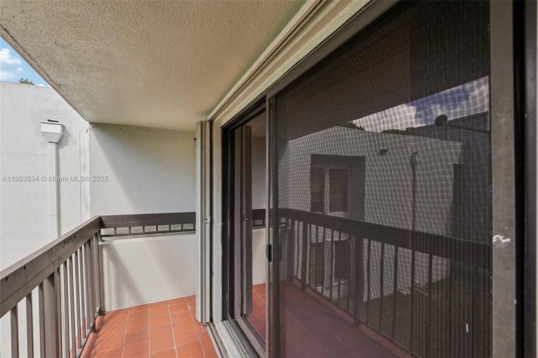 Active With Contract: $325,000 (2 beds, 2 baths, 989 Square Feet)