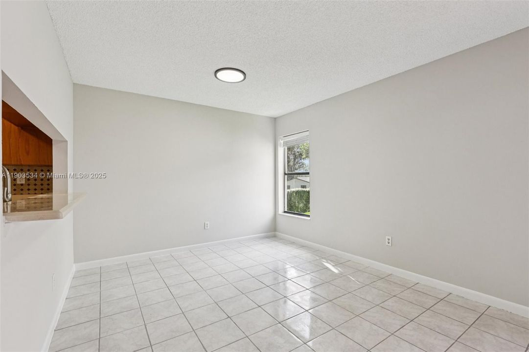 Active With Contract: $325,000 (2 beds, 2 baths, 989 Square Feet)