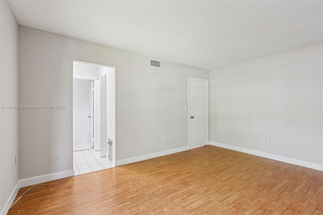 Active With Contract: $325,000 (2 beds, 2 baths, 989 Square Feet)