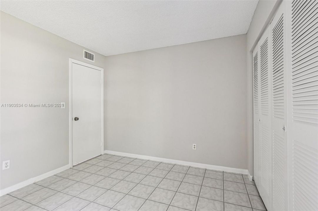 Active With Contract: $325,000 (2 beds, 2 baths, 989 Square Feet)