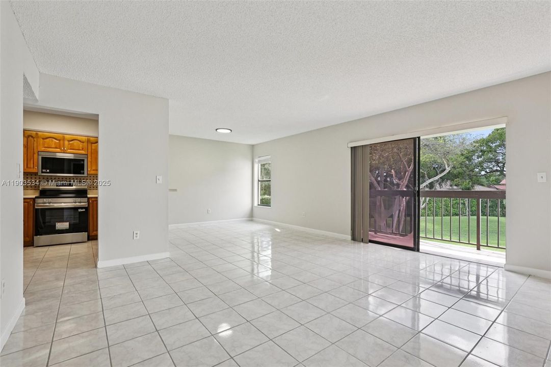 Active With Contract: $325,000 (2 beds, 2 baths, 989 Square Feet)