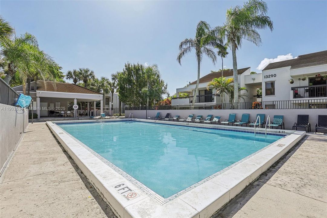 Active With Contract: $325,000 (2 beds, 2 baths, 989 Square Feet)