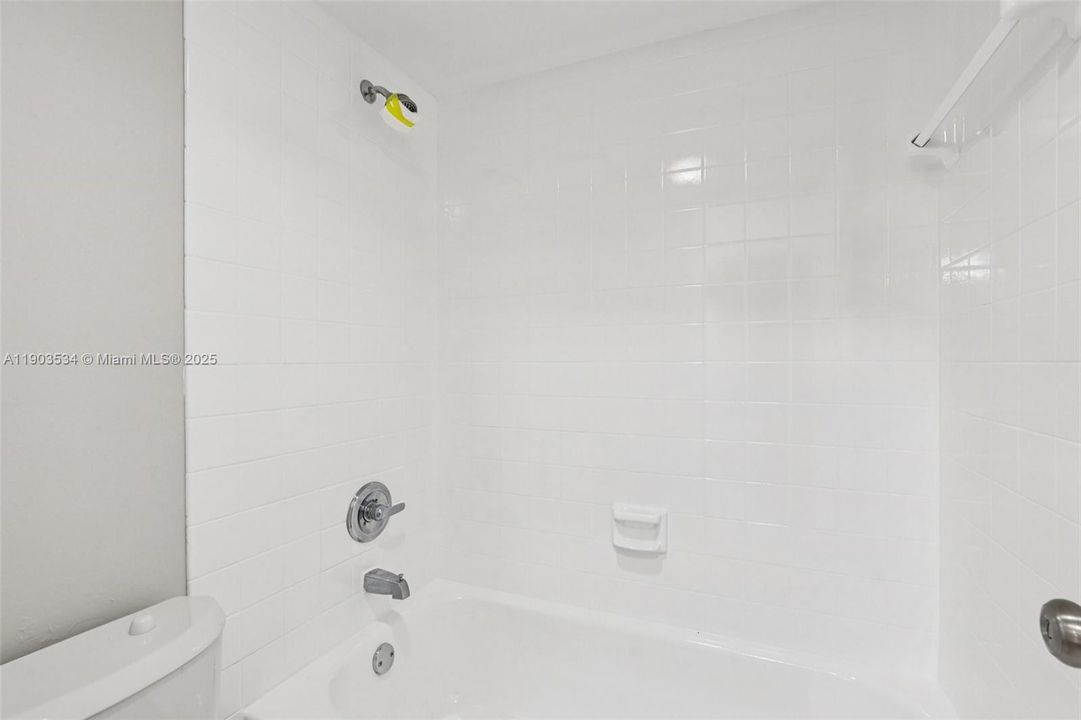 Active With Contract: $325,000 (2 beds, 2 baths, 989 Square Feet)