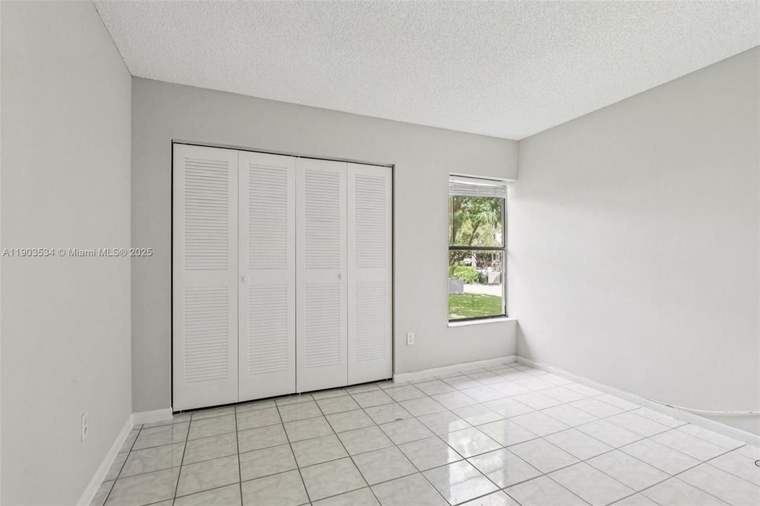 Active With Contract: $325,000 (2 beds, 2 baths, 989 Square Feet)