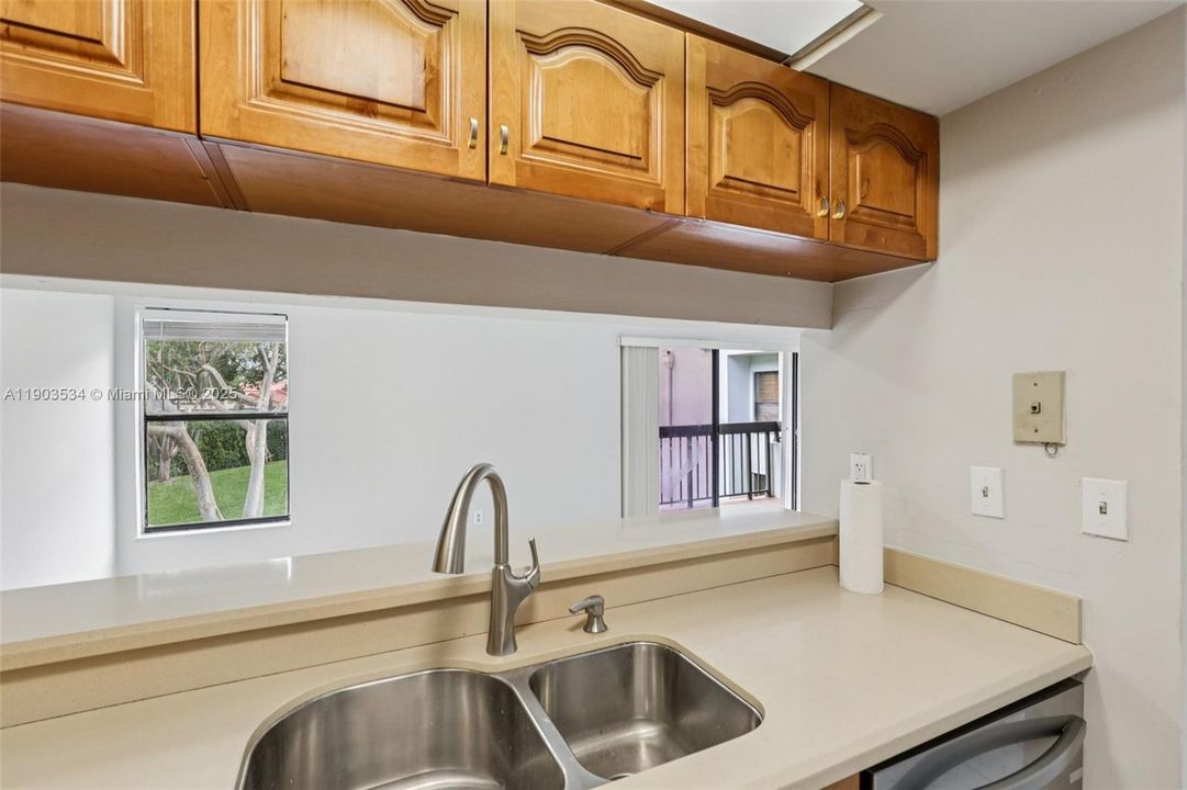 Active With Contract: $325,000 (2 beds, 2 baths, 989 Square Feet)