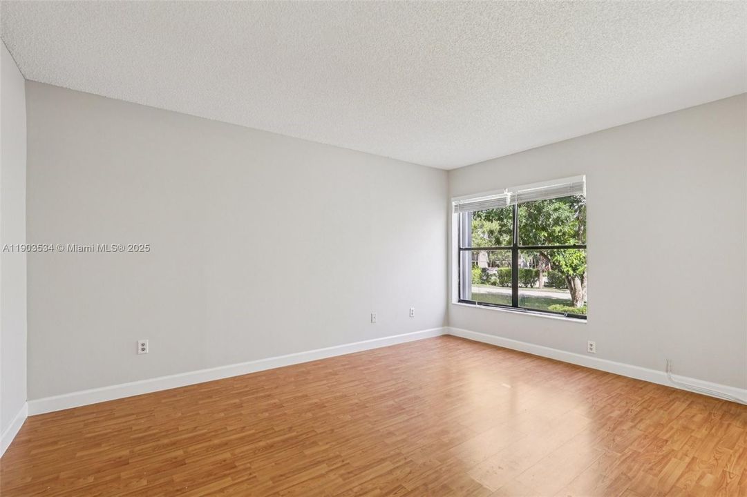 Active With Contract: $325,000 (2 beds, 2 baths, 989 Square Feet)