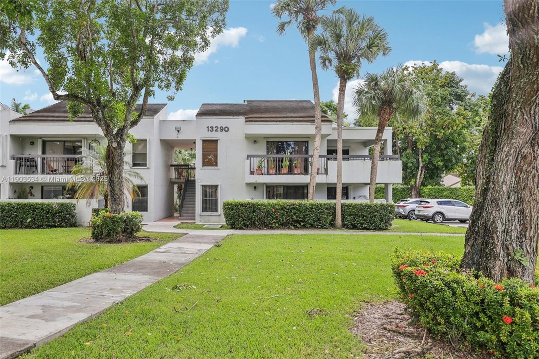 Active With Contract: $325,000 (2 beds, 2 baths, 989 Square Feet)