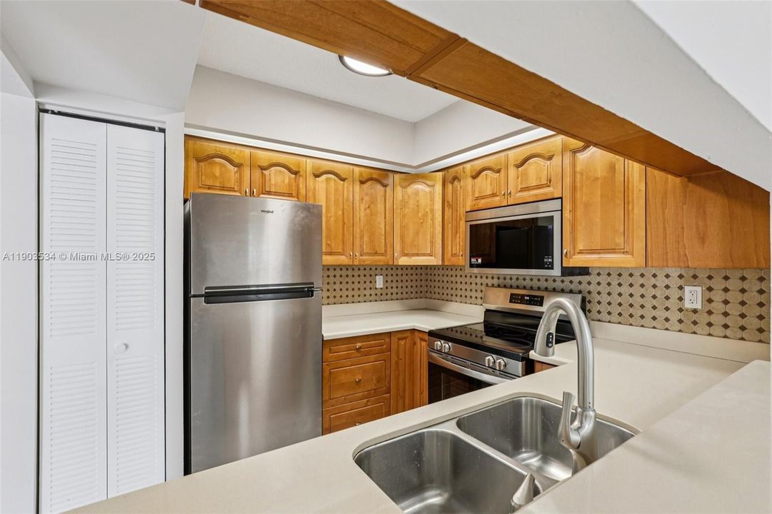 Active With Contract: $325,000 (2 beds, 2 baths, 989 Square Feet)