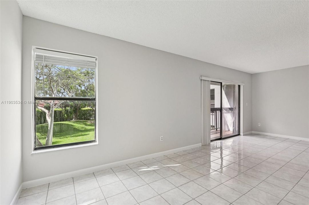 Active With Contract: $325,000 (2 beds, 2 baths, 989 Square Feet)