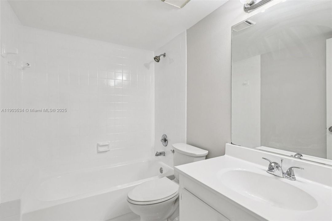 Active With Contract: $325,000 (2 beds, 2 baths, 989 Square Feet)