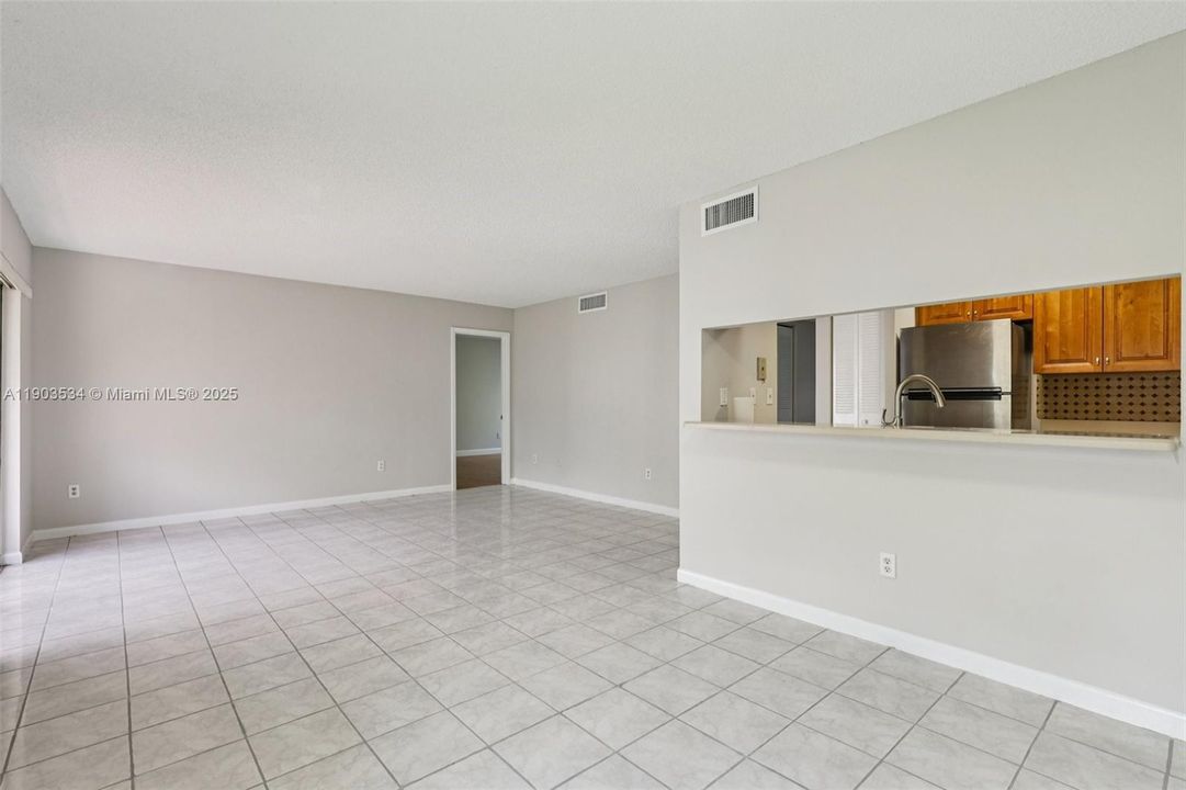 Active With Contract: $325,000 (2 beds, 2 baths, 989 Square Feet)