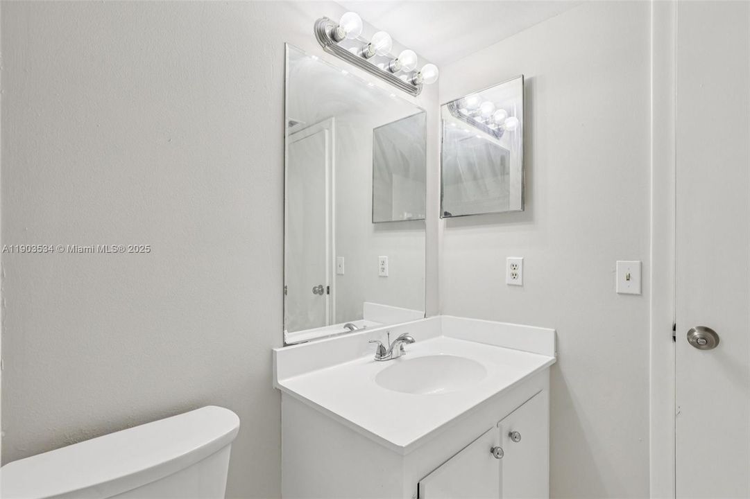 Active With Contract: $325,000 (2 beds, 2 baths, 989 Square Feet)