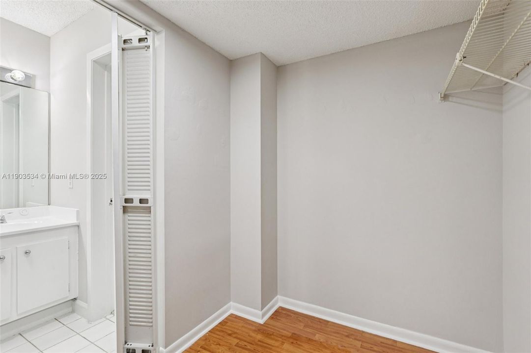 Active With Contract: $325,000 (2 beds, 2 baths, 989 Square Feet)