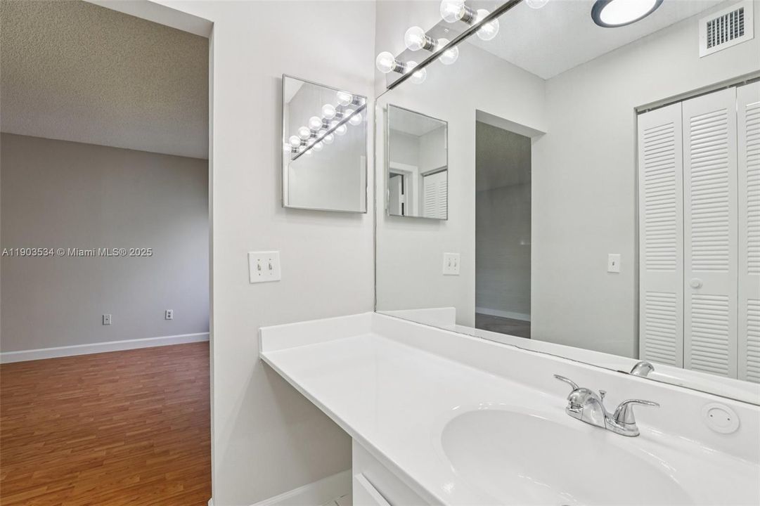 Active With Contract: $325,000 (2 beds, 2 baths, 989 Square Feet)