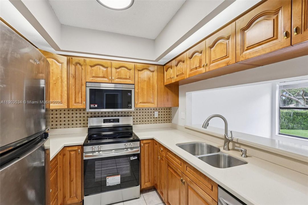 Active With Contract: $325,000 (2 beds, 2 baths, 989 Square Feet)