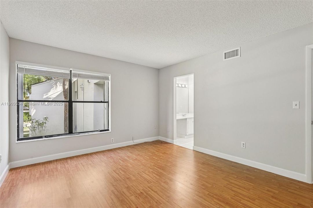 Active With Contract: $325,000 (2 beds, 2 baths, 989 Square Feet)