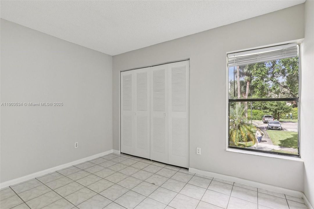 Active With Contract: $325,000 (2 beds, 2 baths, 989 Square Feet)