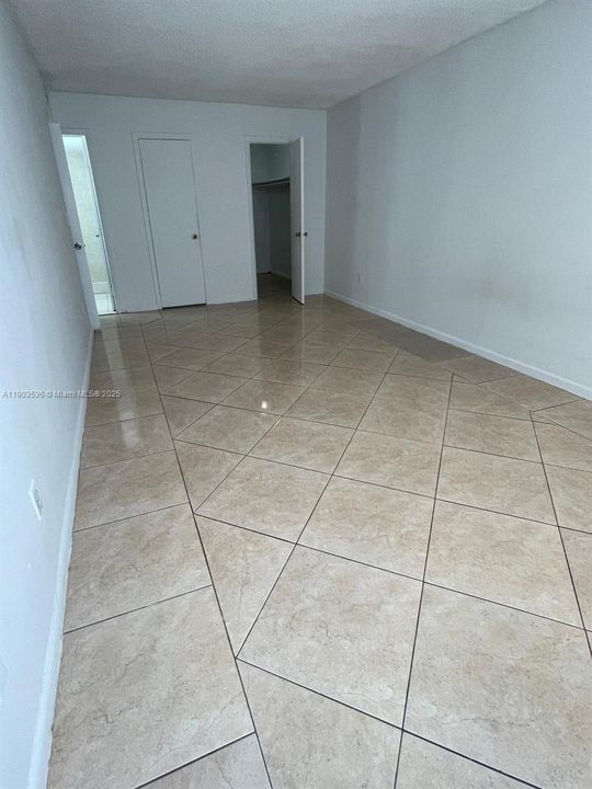 Под контрактом: $1,700 (2 спален, 2 ванн, 1175 Квадратных фут)